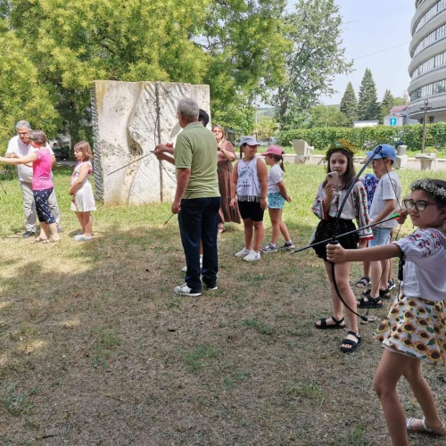 Curtea Muzeului de Artă din Târgu Jiu a găzduit evenimentul "Sânziene de asfalt"