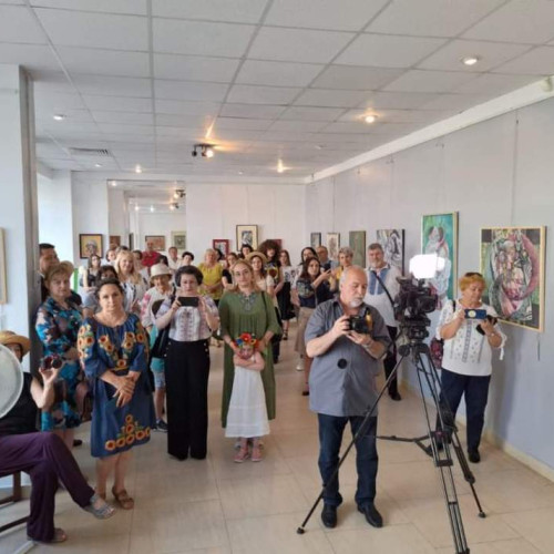 Expoziția "Suprapuneri estetice-cămașa românească" organizată de Asociația Fioravante la Botoșani