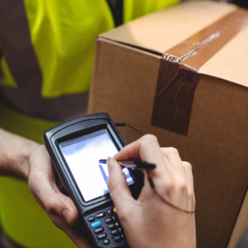 Noua metodă de înșelăciune „Coletul” ia amploare: polițiștii avertizează populația