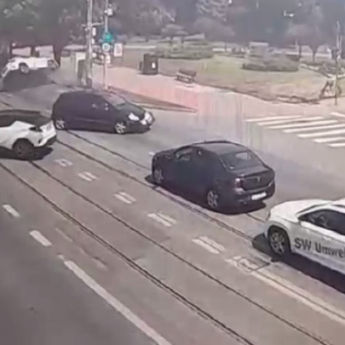 Accident surprins de camerele de supraveghere pe un bulevard intens circulat din Iași