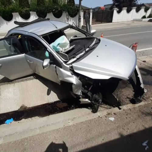 Accident rutier în comuna Titesti: Un șofer a pierdut controlul vehiculului și a ajuns în șanț