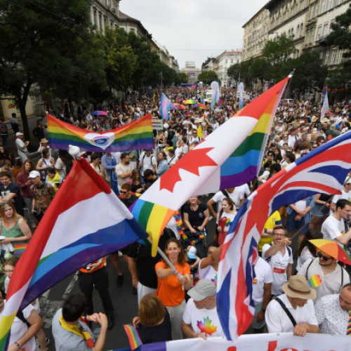Mii de maghiari au sarbatorit parada anuala Budapest Pride si au protestat impotriva politicilor anti-LGBTQ+