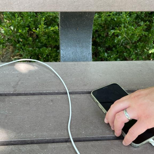 Ce riști dacă găsești un telefon mobil pe bancă și nu îl duci la poliție