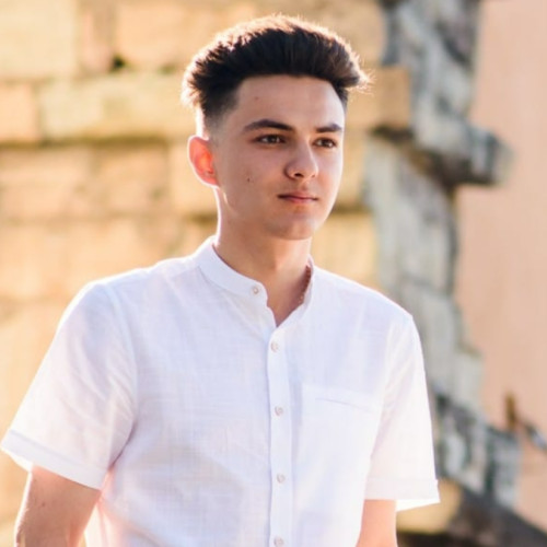 Emanuel-Vasile Putura a ales sa studieze in Romania, desi a fost admis la una dintre cele mai renumite universitati din Europa