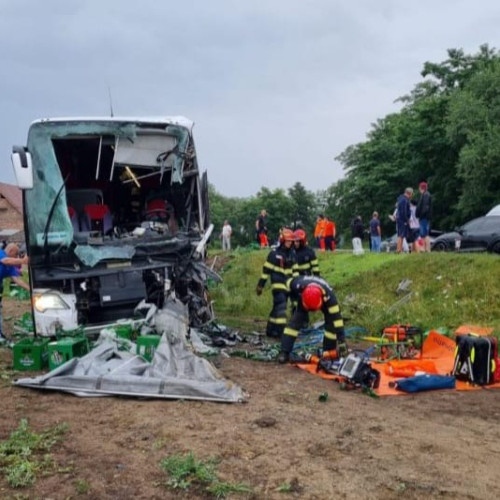 Accident grav între autocar și autocamion în Sibiu