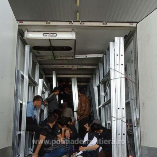 21 de migranți sirieni și irakieni depistați în compartimentul de marfă al unui autocamion la Punctul de Trecere a Frontierei Calafat-Vidin