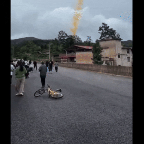 Resturi ale unei rachete chineze au căzut peste un sat, provocând panică