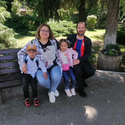 Povestea binelui reciproc: familia care a adoptat doi copii