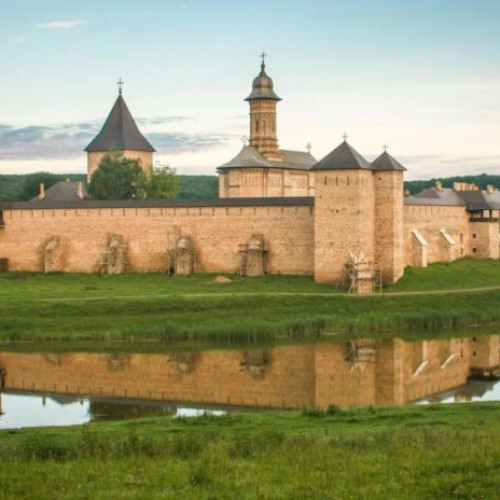 Pagina oficială de Facebook a Mănăstirii Dragomirna, spartă de hackeri și transformată în pagină pentru adulți