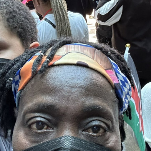 Auma Obama, sora vitregă a fostului președinte Barack Obama, afectată de gaze lacrimogene în Nairobi