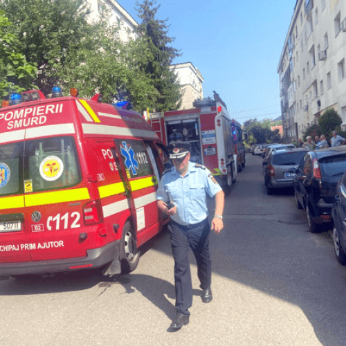 Pompierii din Deva au stins un incendiu izbucnit într-o bucătărie de apartament