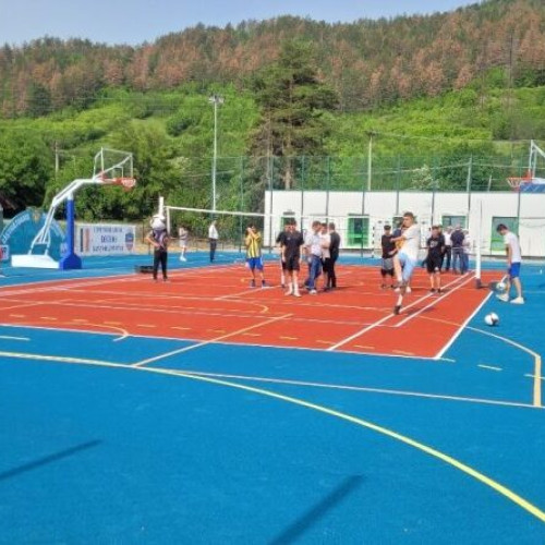 Primarul Adrian Burlacu a inaugurat un teren sportiv multifuncțional de ultima generație în comuna Beceni