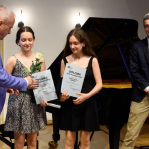 Premiere la Universitatea Transilvania din Brașov: gemenele devin șefe de promoție