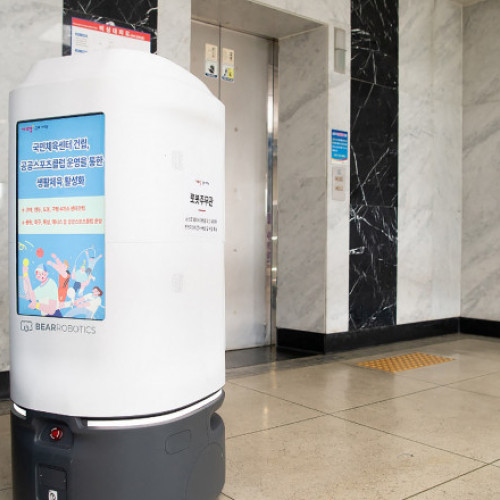 Ancheta în desfășurare după ce un robot funcționar public s-a aruncat de pe scări în Coreea de Sud