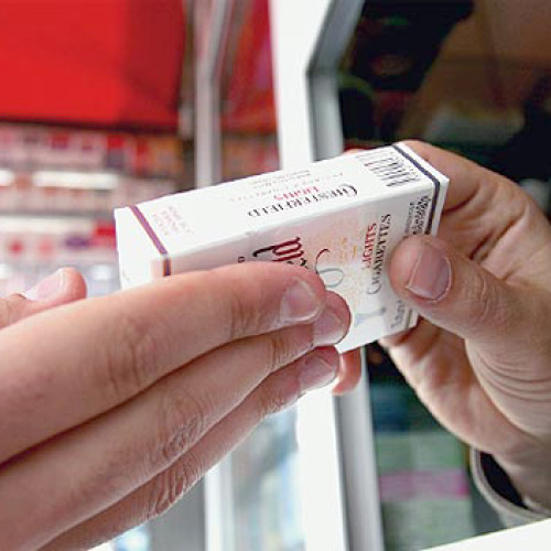 Deputații au adoptat o nouă lege pentru combaterea vânzării alcoolului și tutunului minorilor