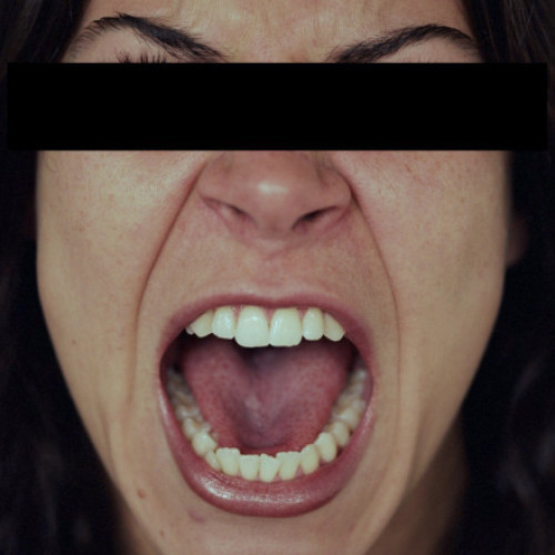 Femeie de 29 de ani din Capitală reținută pentru ultraj după ce a mușcat patru persoane, inclusiv doi polițiști