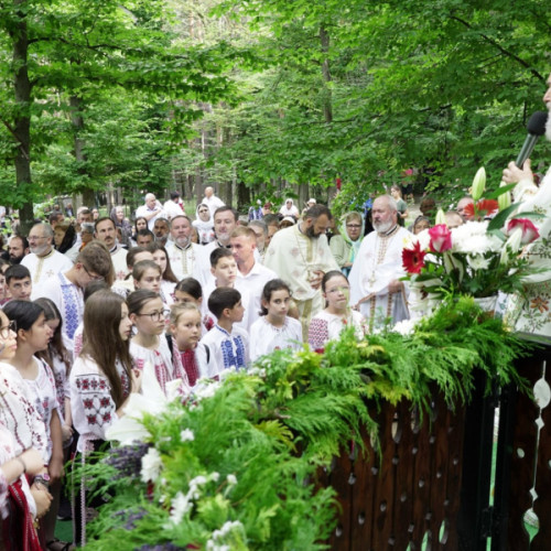 Peste 1.500 de tineri au participat la Praznicul Sfintei Treimi de la Mănăstirea Buciumeni