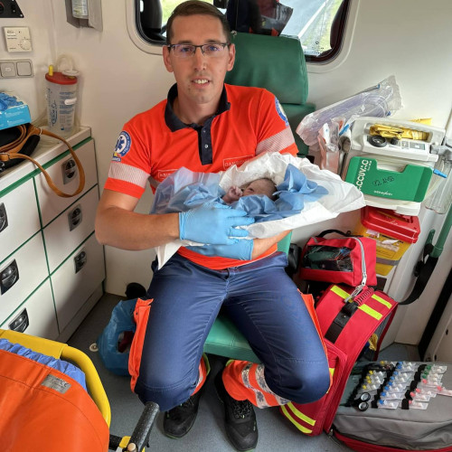 Personalul Serviciului de Ambulanță Dâmbovița ajută la nașterea unui copil în drum spre spital