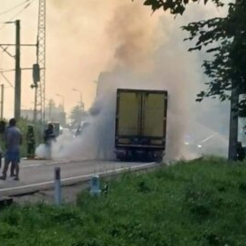 Traficul rutier blocat pe DN 1 din cauza unui incendiu la un TIR