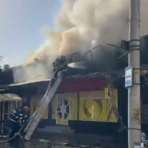 Alertă în Ploiești: incendiu puternic la un complex de magazine și firme
