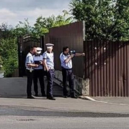 O fotografie cu polițiști români ascunși după gard a devenit virală în Cluj