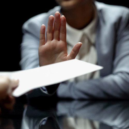 O femeie din Hunedoara este acuzată că a dat 10.000 de lei șpagă unui polițist, ca să-și scape tatăl de acuzații