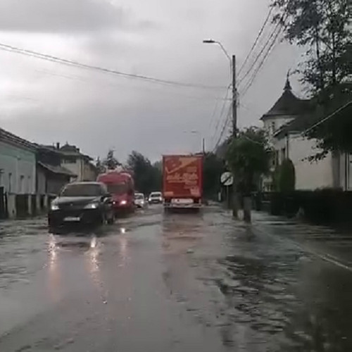 Inundații la Vatra Dornei din cauza unei ploi torențiale