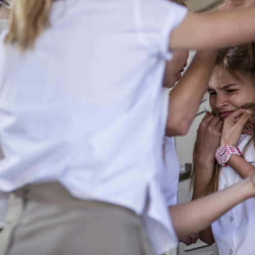 Ancheta la o școală din Constanța după ce o elevă de clasa a VI-a a fost umilită de colegi