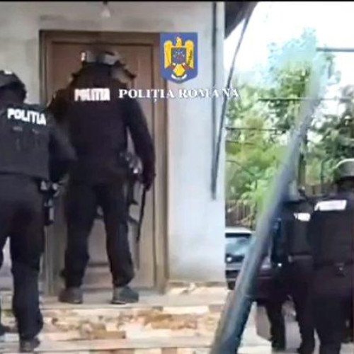 Percheziții ample în cazul unei rețele de înșelăciuni de tip "smishing"