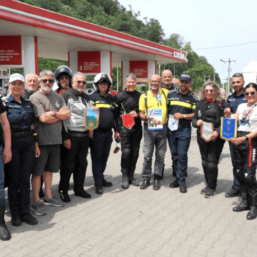 Polițiștii rutieri opresc un grup de motocicliști străini în județul Hunedoara
