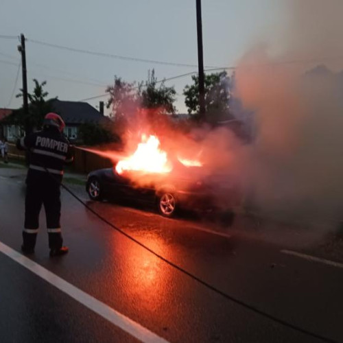 Incendiu de autoturism stins cu succes în Urisor, județul Cluj