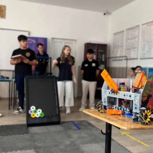 Inimoșii tineri pasionați de robotică și științe