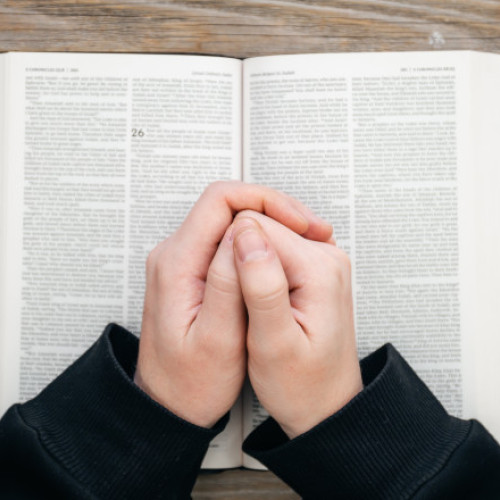 Ryan Walters ordonă predarea Bibliei în școlile publice din Oklahoma