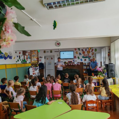 Pompierii din Dorohoi învață copiii cum să fie în siguranță pe timpul vacanței