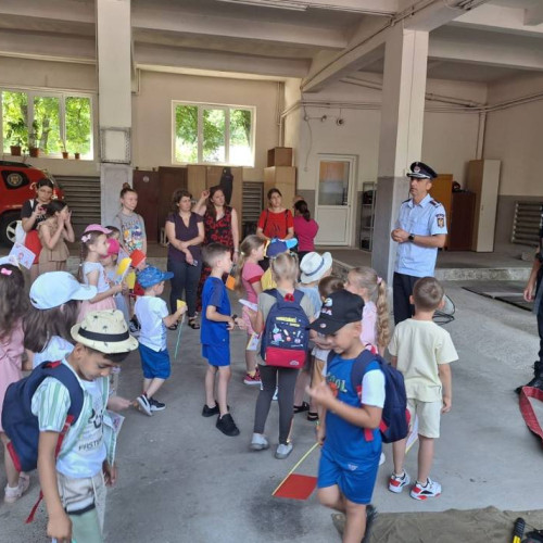 Pompierii botosăneni în acțiune la Grădinița cu Program Prelungit "Alba ca Zăpada" din Dorohoi