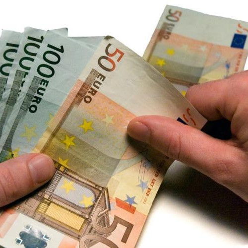 Bărbat reținut după ce a spart casa bunicului și a furat 13.000 de euro