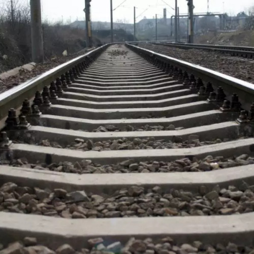 Incendiu la linia de contact determină oprirea temporară a trenurilor în Medgidia