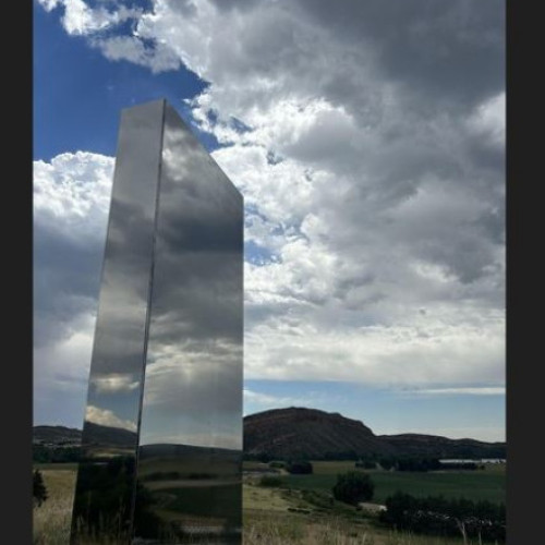 Un nou monolit acoperit de oglinzi a fost descoperit in Colorado