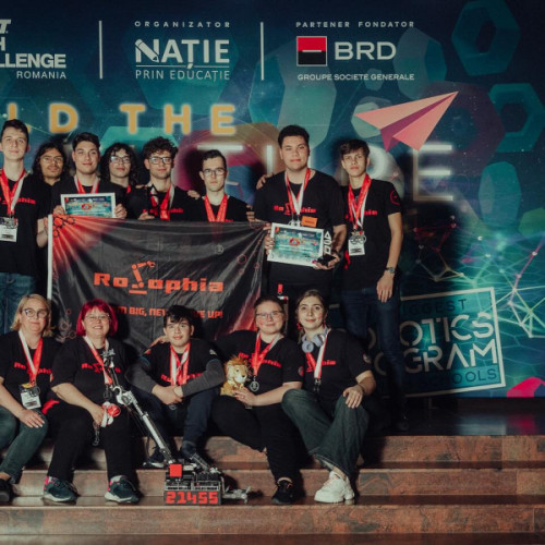 Echipa de robotica RoSophia premiata cu 40.000 de lei dupa succesul la Campionatul Mondial