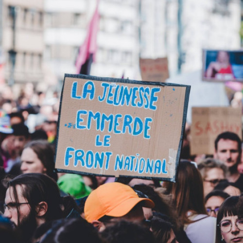 Melodia „Porcherie” devine simbolul tinerei generații în Franța