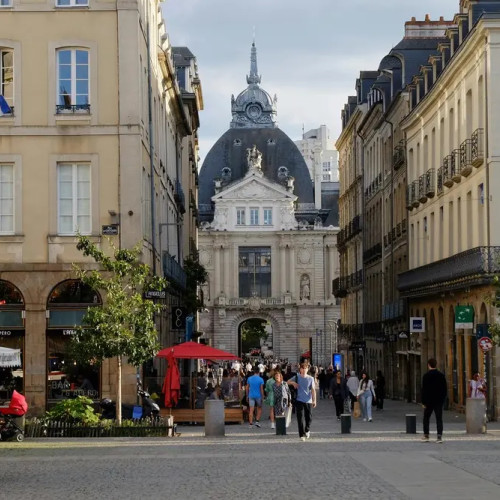 Doi minori de origine română reținuți pentru atac și furt în Rennes
