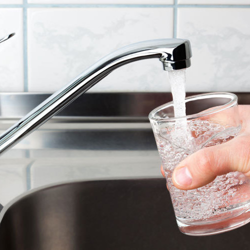 Vara și hidratarea: sfaturi esențiale pentru a combate căldura