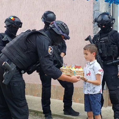 Băiețel din Botoșani sărbătorit de polițiști de ziua lui