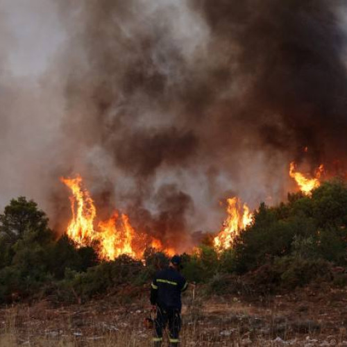 Incendiu de vegetație pe Muntele Parnitha: Autostrada Atena-Lamia închisă