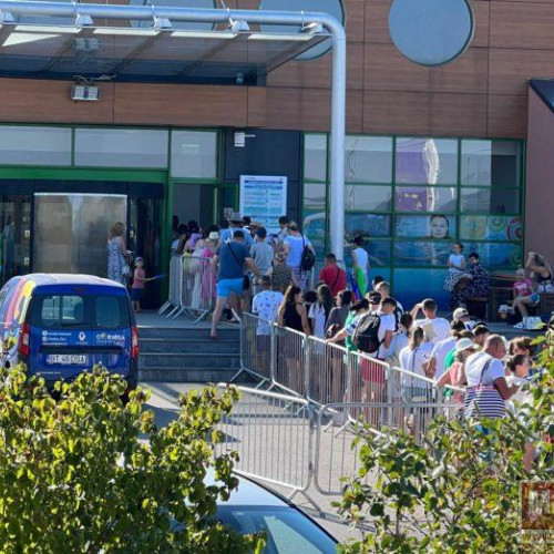 Aglomerație la intrarea în complexul de piscine de la Cornișa