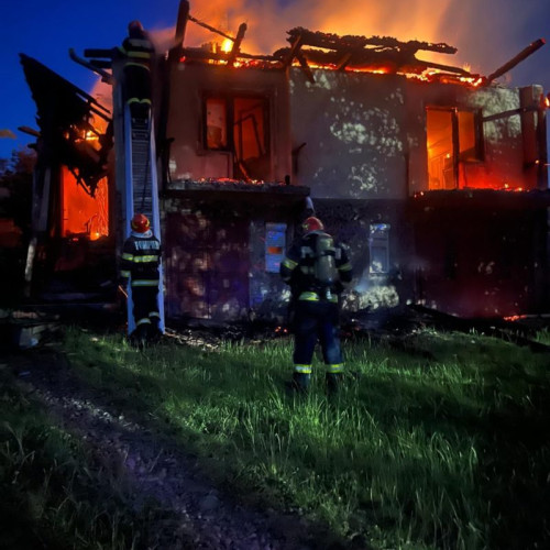 Incendiu la o casă din Bradetelu, stins de pompierii mureșeni