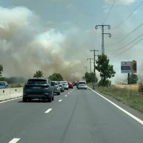 Incendiu de amploare lângă Băicoi: circulația pe DN1 este blocată