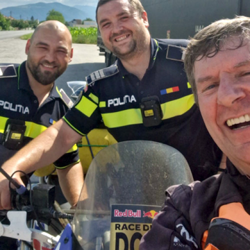 Un jurnalist scoțian ajutat de polițiștii români după ce motocicleta sa s-a defectat