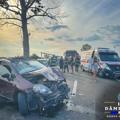 Coliziune puternică între patru mașini și o motocicletă la ieșirea din Comișani
