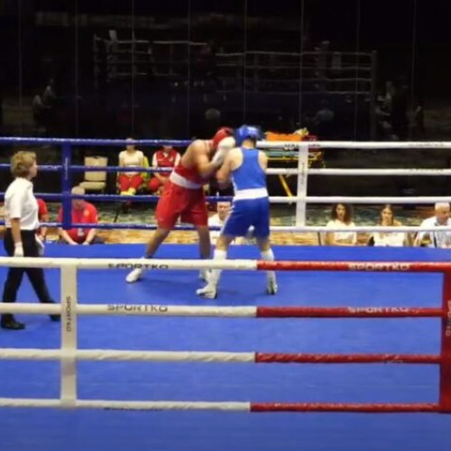 Adolescent buzoian pe podium la Campionatele Europene de Box Amatori Juniori din Sarajevo